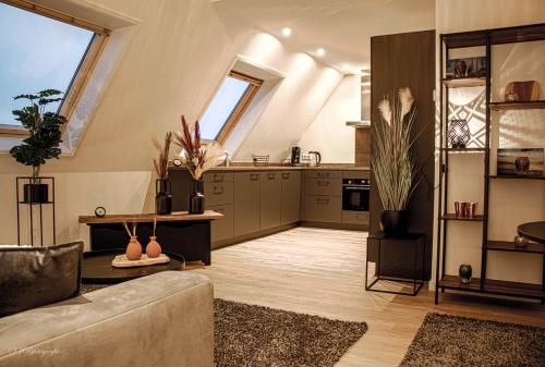 ein Wohnzimmer mit Couch und Küche in der Unterkunft Appartement de 3 haasjes in landelijke omgeving. in Wijdenes