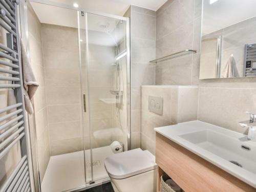 une salle de bain avec une douche, des toilettes et un lavabo dans l'établissement Le Génépi - Superbe T2 cabine 4-6 pers, neuf, à 50m des pistes, avec balcon, garage et WiFi - FR-1-685-67, aux Gets