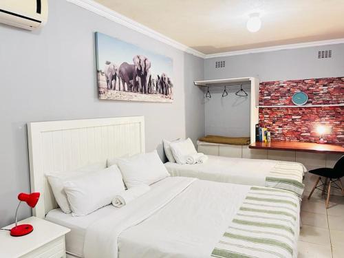 Postel nebo postele na pokoji v ubytování Decent Stay