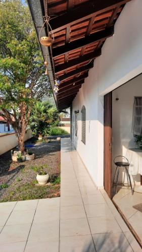 - patio ze stołem i drewnianym sufitem w obiekcie Casa do Roberto w mieście Jaraguá do Sul