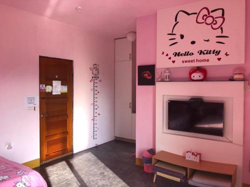 Una televisión o centro de entretenimiento en Ching Yu Rou B&B