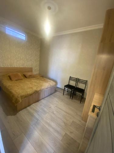 1 dormitorio con 1 cama, 1 mesa y 1 silla en ByurHouse, en Byurakan