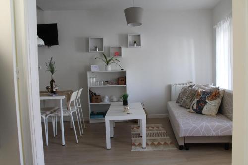 un soggiorno con divano e tavolo di Serendipia ad Ávila