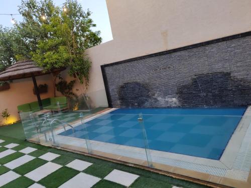 a swimming pool in front of a house at منتجع ديفان 