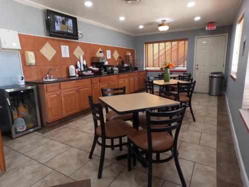 una cocina con mesas y sillas en una habitación en Econo Lodge Inn & Suites Downtown Northeast near Ft Sam Houston, AT&T en San Antonio