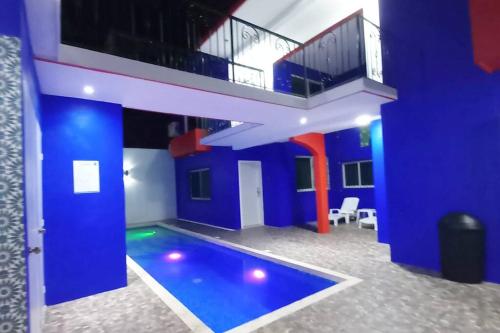 une maison avec une piscine au milieu dans l'établissement Condos Frida, à Cozumel