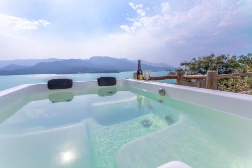 a hot tub with a view of the water at Cobertura com Incrível Vista de Cinema para o Mar in Ilhabela