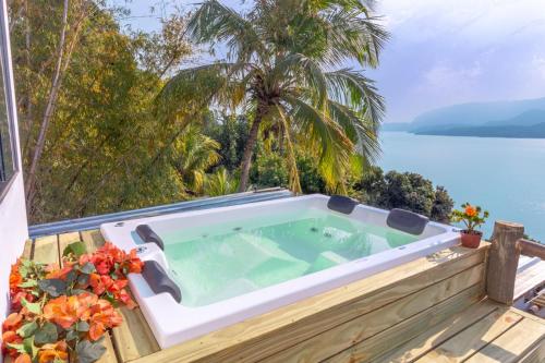 a swimming pool with a view of the ocean at Cobertura com Incrível Vista de Cinema para o Mar in Ilhabela
