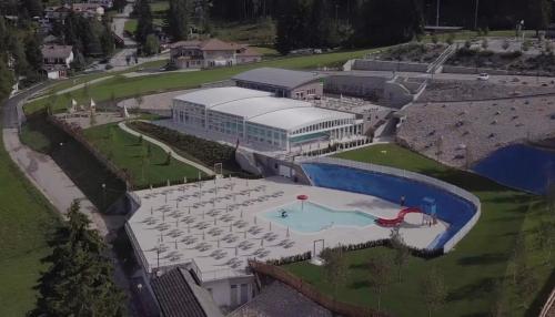 una vista aerea di un edificio con piscina di Pisolo Cottage a Ronzone