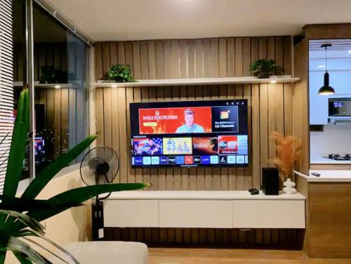 uma televisão de ecrã plano numa parede num quarto em [H] Natural Holtin at Piura em Piura