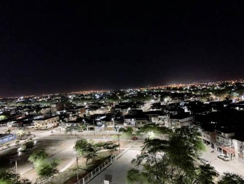 uma vista da cidade à noite em [H] Natural Holtin at Piura em Piura