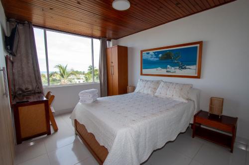 1 dormitorio con cama y ventana grande en Apartamento 504, en San Andrés