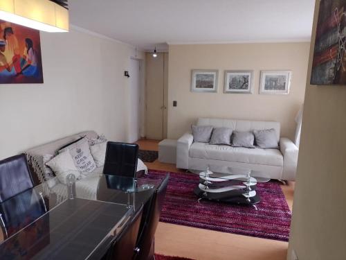 聖地亞哥的住宿－Santiago Apartotel Florida，客厅配有沙发和桌子