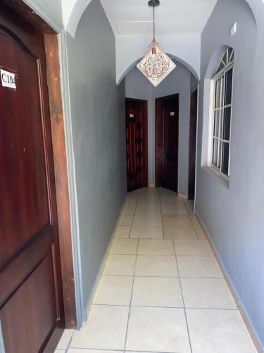 a hallway with a door and a tile floor at Apartamentos Casa Del Valle in San Pedro Sula