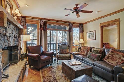 uma sala de estar com um sofá e uma lareira em Luxurious 2 Bedroom Condo 50 Feet From The Slopes! condo em Beaver Creek