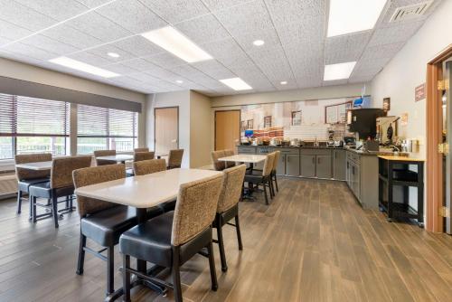 Køkken eller tekøkken på Best Western Spooner Riverplace