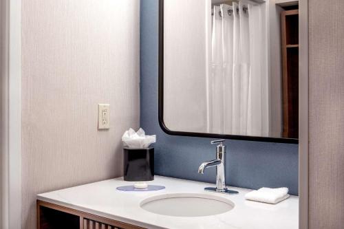 uma casa de banho com um lavatório e um espelho em Sonesta Select Boston Foxborough Mansfield em Foxborough