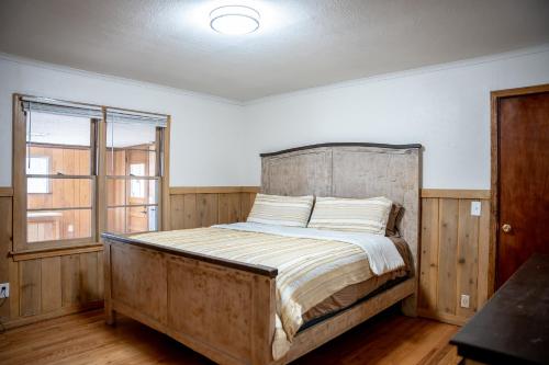 Postel nebo postele na pokoji v ubytování Spacious 4 Bedroom Home with 5 Beds near Interstate 40 in Amarillo, TX