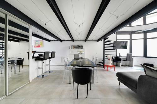 un salon avec une table en verre et un canapé dans l'établissement Luxurious apartment - 3BR 8P - Pantin La Villette, à Pantin