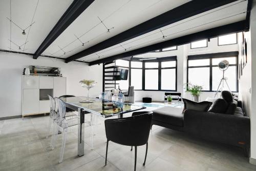 un salon avec une table en verre et un canapé dans l'établissement Luxurious apartment - 3BR 8P - Pantin La Villette, à Pantin