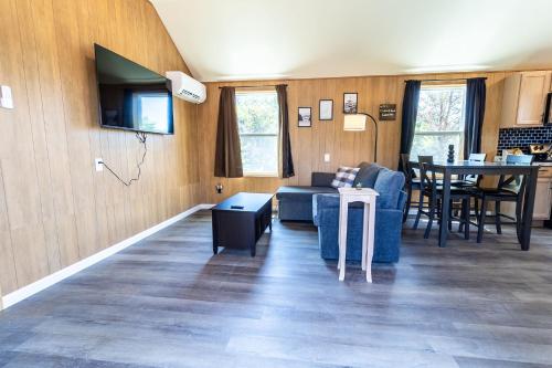 ein Wohnzimmer mit einem Sofa und einem Tisch in der Unterkunft Lazy Spring Farm 