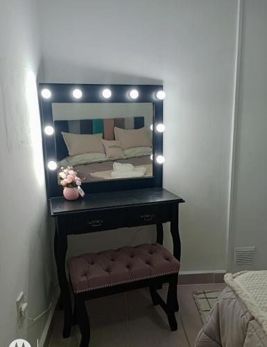 a mirror on top of a table with a bench at H2O CENTRO in Federación