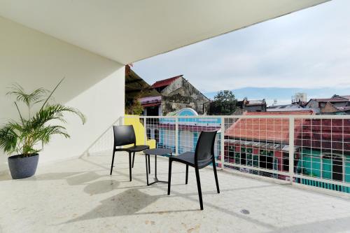 a patio with two chairs and a table on a balcony at La Moderna by Wynwood House in Panama City
