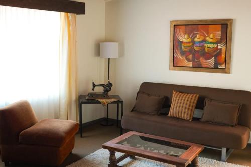 a living room with a couch and a coffee table at Hotel Pilancones in Cajamarca