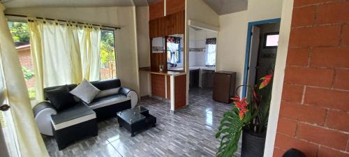 een woonkamer met een bank en een tafel bij Megahotel in Pereira