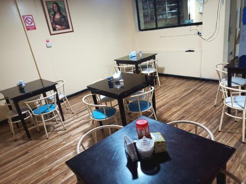 una sala con tavoli e sedie in un ristorante di Hotel Richard's a Riobamba