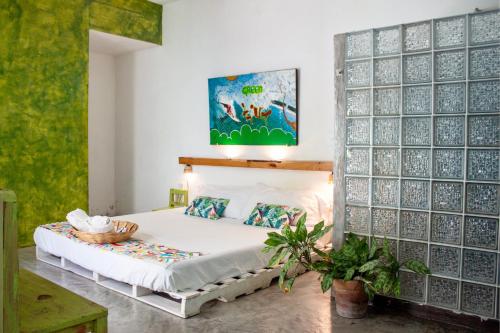 una camera con un letto e una parete con piastrelle in vetro di Casa Daikiri a Puerto Escondido