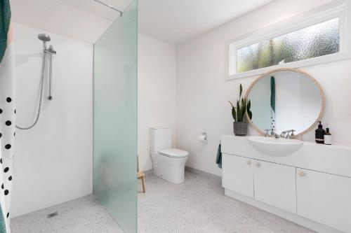 un baño con lavabo y espejo en Lonsdale Villa 8, en Point Lonsdale