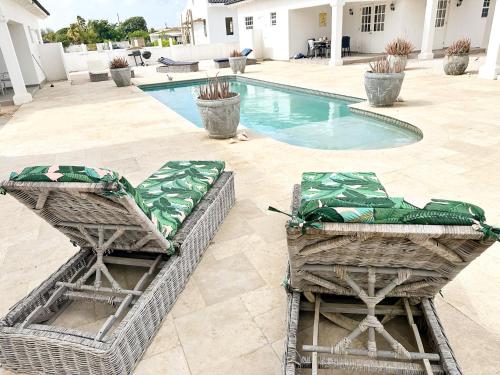 Πισίνα στο ή κοντά στο Villa Pearl - Steps from the Sea