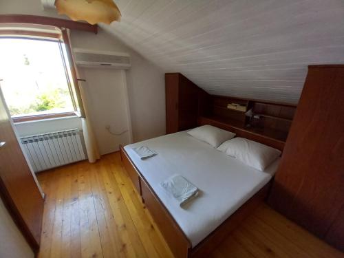 Tempat tidur dalam kamar di Apartments with a parking space Cavtat, Dubrovnik - 2132