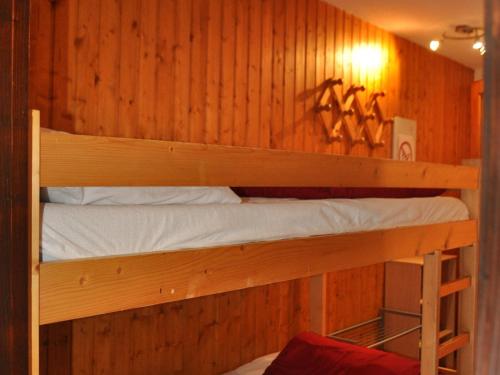 Ce lit se trouve dans un dortoir doté de 2 lits superposés et de murs en bois. dans l'établissement Appart 1er étage à Châtel, 650m du centre, park. privé, Multi Pass inclus - FR-1-693-52, à Châtel