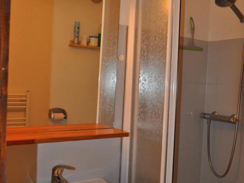 une salle de bain avec douche et lavabo dans l'établissement Appart 1er étage à Châtel, 650m du centre, park. privé, Multi Pass inclus - FR-1-693-52, à Châtel