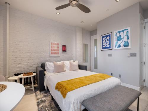 ein Schlafzimmer mit einem großen Bett in einem Zimmer in der Unterkunft Cozy & Convenient Midtown Apartment! in New York