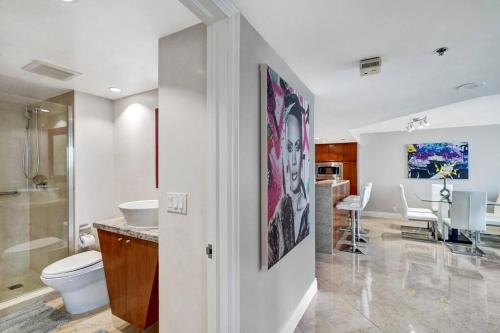 La salle de bains est pourvue d'un lavabo, de toilettes et d'une cuisine. dans l'établissement Only in My Dreams! Direct Water View Luxury Condo, à Miami