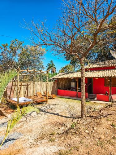 a house with a tree and a swing at Cantinhos do Cipó - Chales privativos com hidro in Serra do Cipo