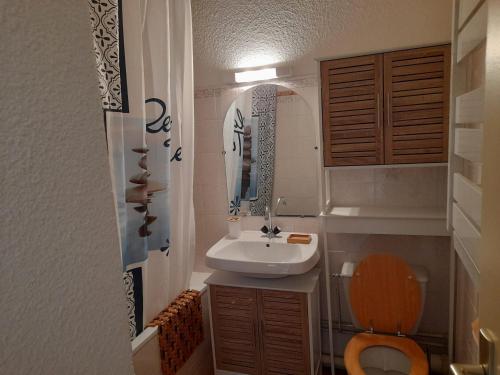 une petite salle de bain avec un lavabo et des toilettes dans l'établissement Appartement confortable T2, 32m², Au pied des pistes - 5 pers, Albiez-Montrond - FR-1-618-35, à Albiez-Montrond