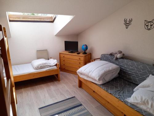 A bed or beds in a room at Appartement Albiez-Montrond, 2 pièces, 5 personnes - FR-1-618-35