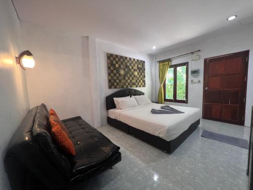 - une chambre avec un lit et un canapé dans l'établissement Pakmeng Beach Resort, à Pak Meng