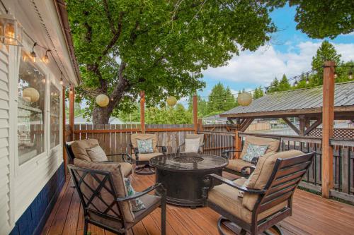 a patio with chairs and a table on a deck at Patty's Place in Coeur d'Alene