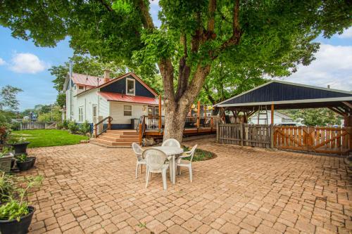 a patio with a table and chairs under a tree at Patty's Place in Coeur d'Alene