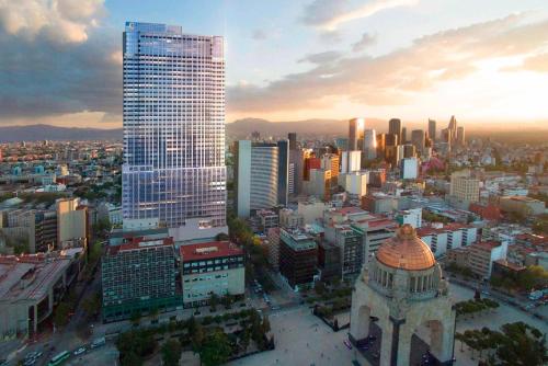 a view of a city with a tall building at Residencial BE GRAND REFORMA in Mexico City