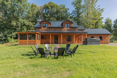 The Corzo - modern farmhouse with hot tub