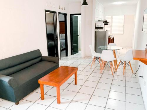 Departamentos 1E في بويرتو فايارتا: غرفة معيشة مع أريكة وطاولة