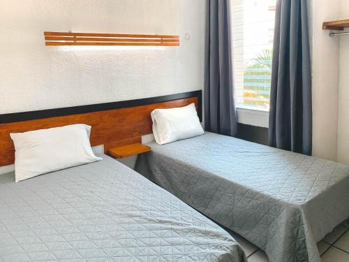 巴亞爾塔港的住宿－Departamentos 1E，带窗户的客房内设有两张单人床。
