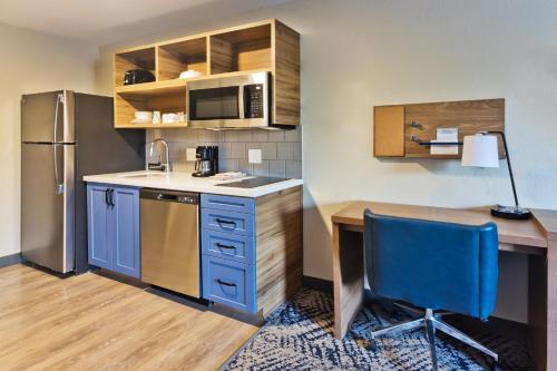Cucina o angolo cottura di Candlewood Suites Eastchase Park by IHG