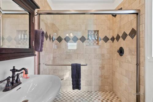 a bathroom with a sink and a shower at Hot Tub PRIME DWTN NAPA 3 bed 2 Bath in Napa